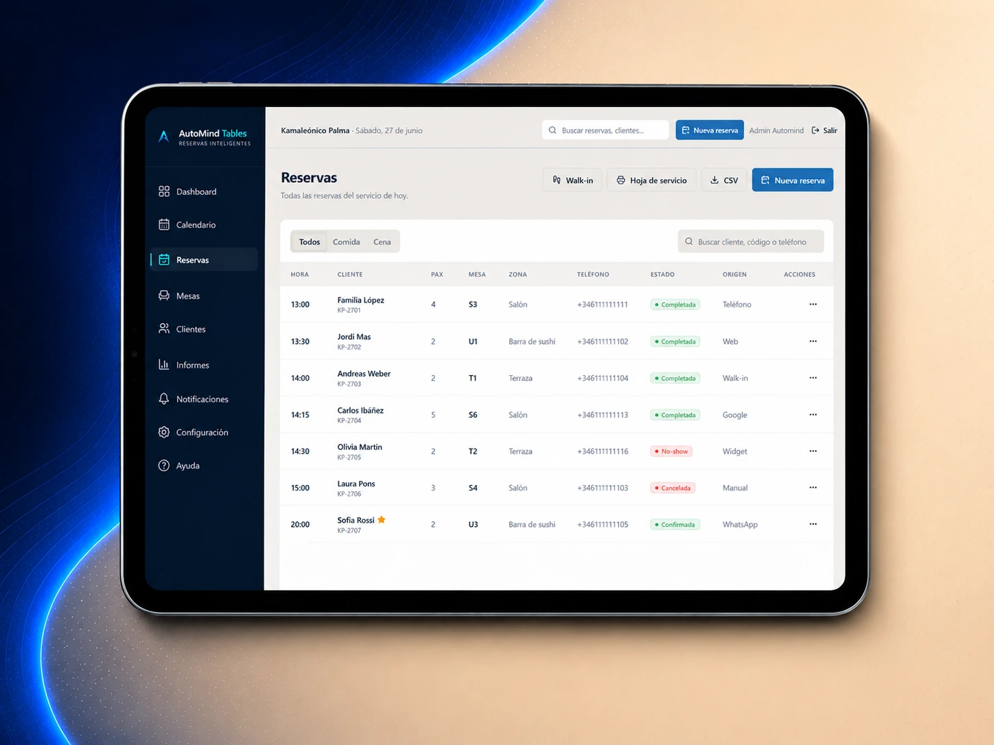 El panel de AutoMind Tables en una tablet: la lista de reservas del día con hora, cliente, mesa, zona, estado y origen