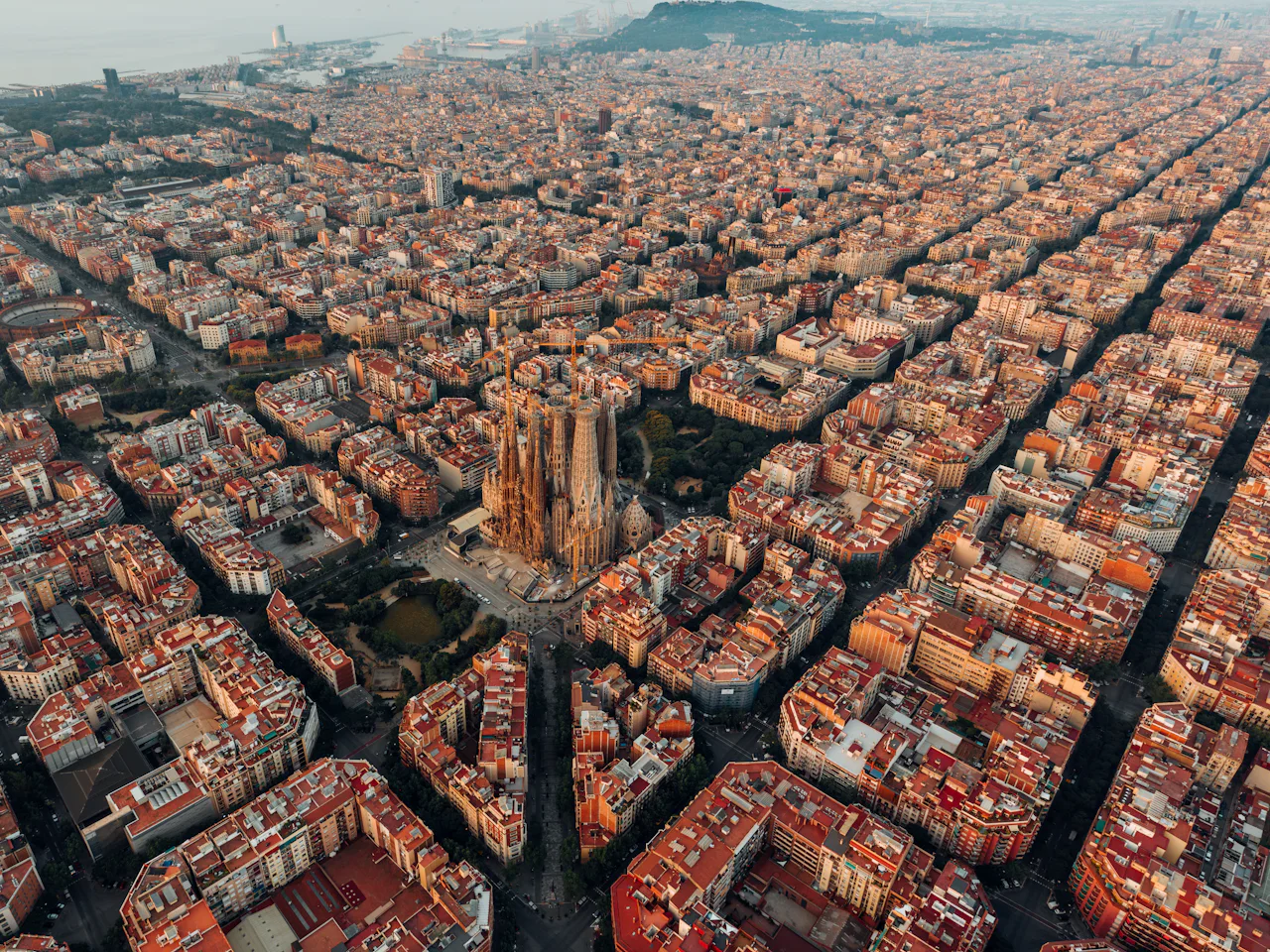 Vista aérea del Eixample de Barcelona con la Sagrada Família en el centro