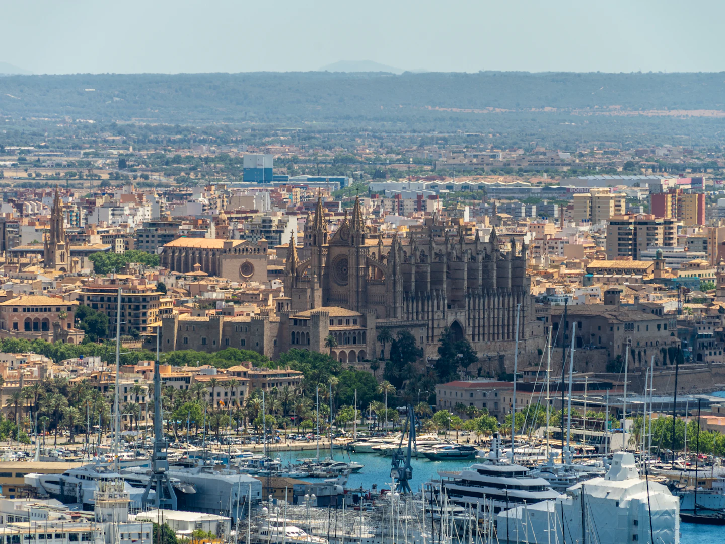 Vista aérea de Palma de Mallorca con la catedral de La Seu y el puerto deportivo