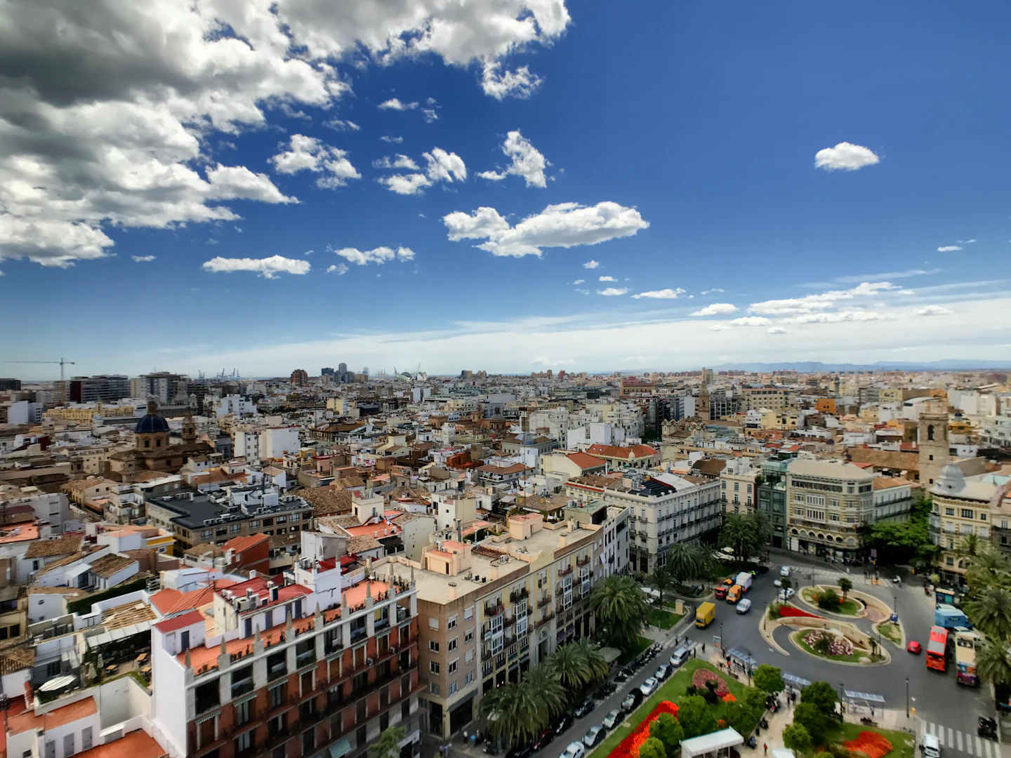 Vista aérea del casco antiguo de Valencia, con sus tejados y plazas